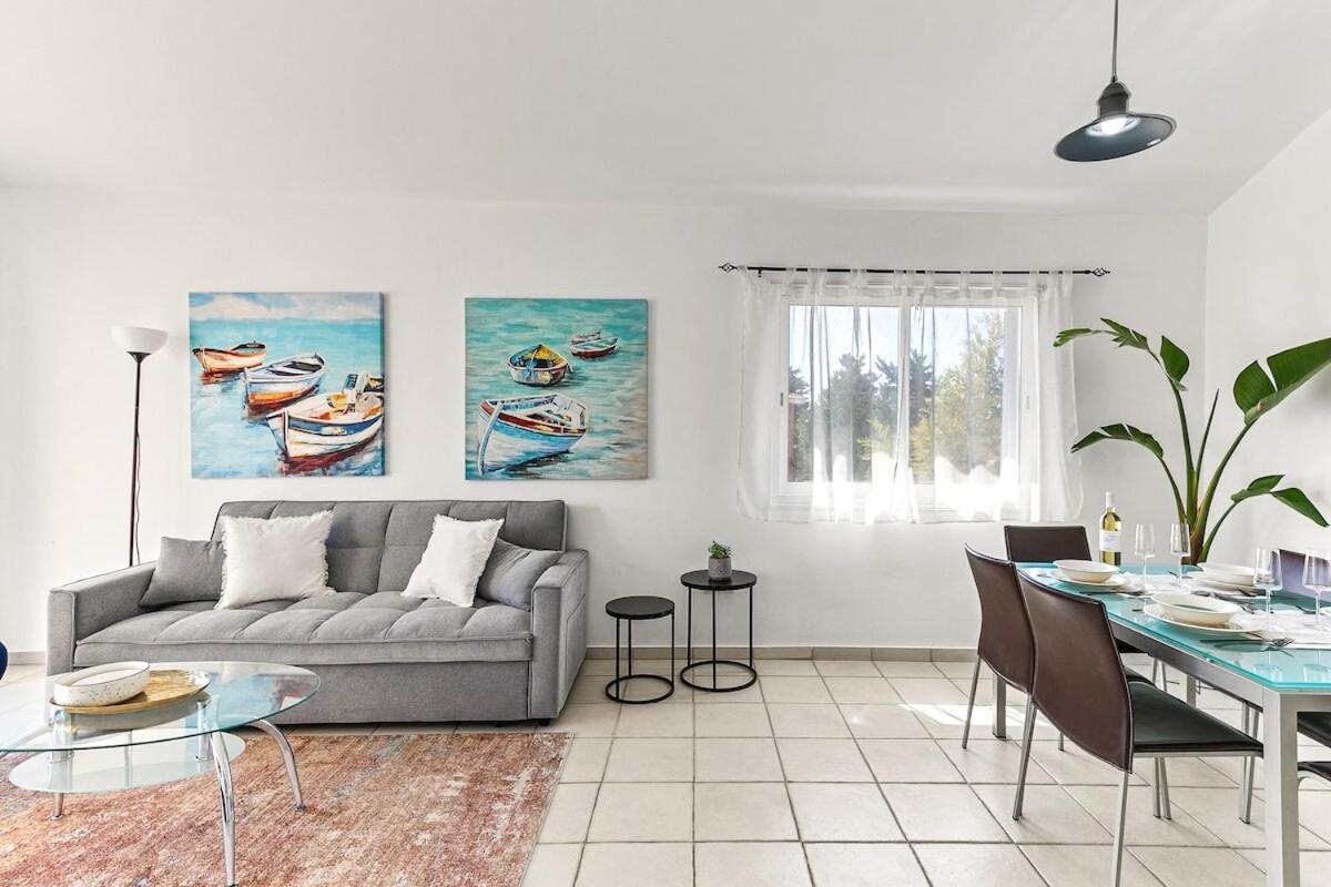 Limnaria Gardens Beautiful Apartment By Vichy Paphos ภายนอก รูปภาพ