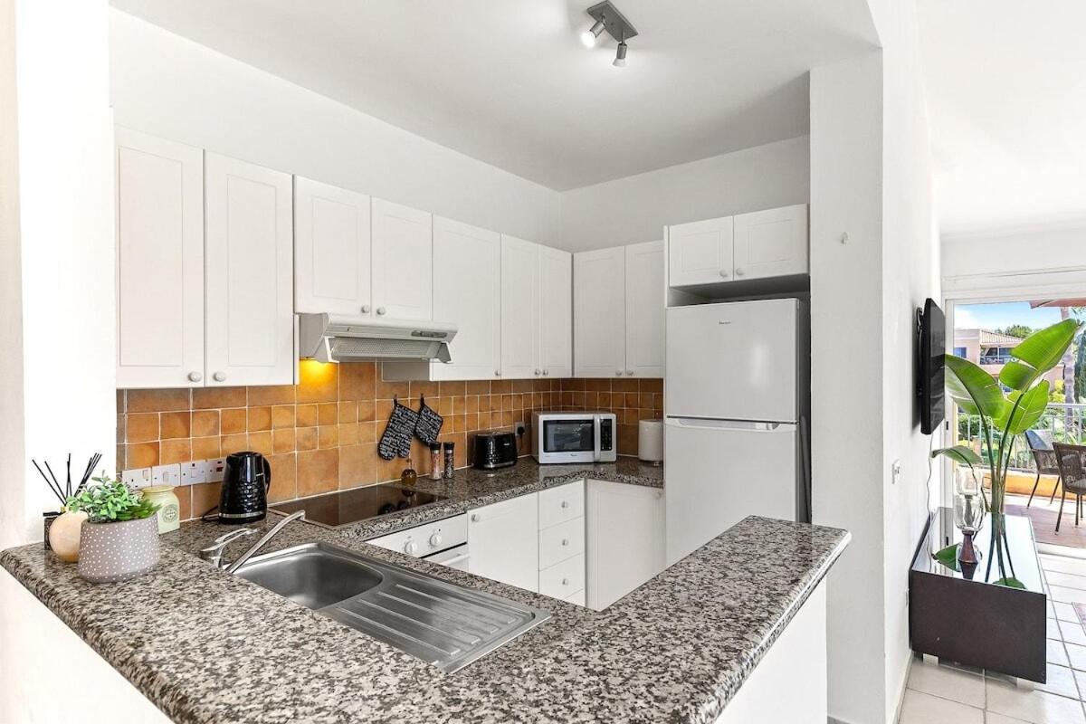 Limnaria Gardens Beautiful Apartment By Vichy Paphos ภายนอก รูปภาพ